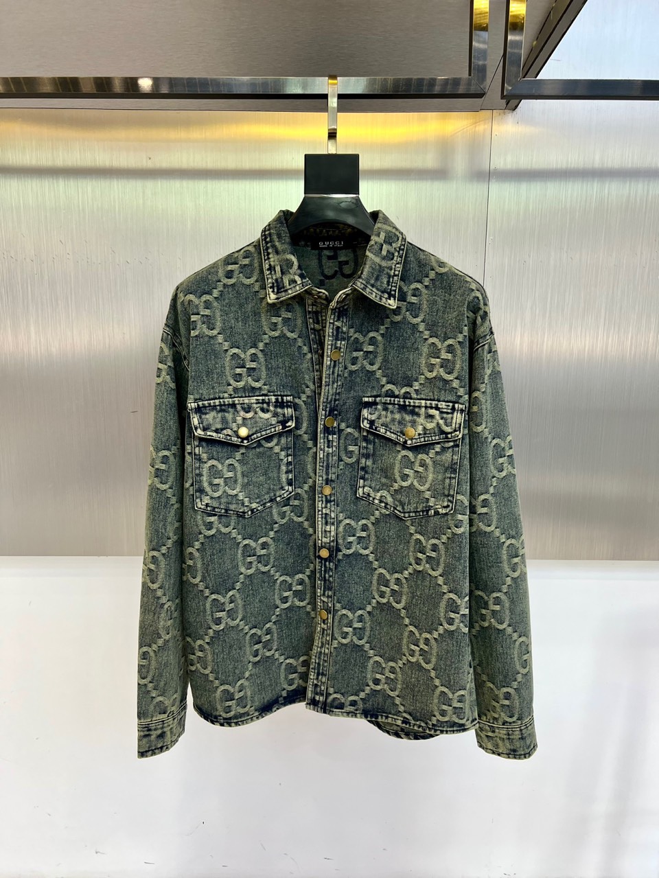 
Gucci、2025早秋新品男装牛仔外套，进口yb面料，质感挺阔，手感顺滑，采用顺滑质感构筑雅致运动廓