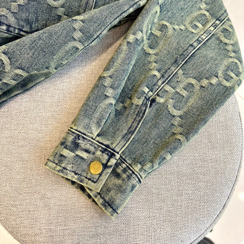 
Gucci、2025早秋新品男装牛仔外套，进口yb面料，质感挺阔，手感顺滑，采用顺滑质感构筑雅致运动廓