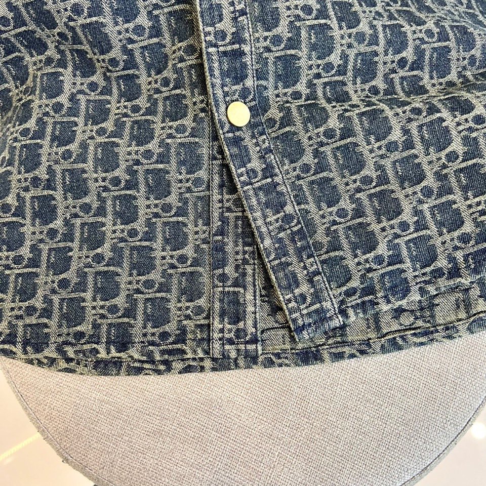 
Dior、2025早秋新品男装牛仔外套，进口yb面料，质感挺阔，手感顺滑，采用顺滑质感构筑雅致运动廓形