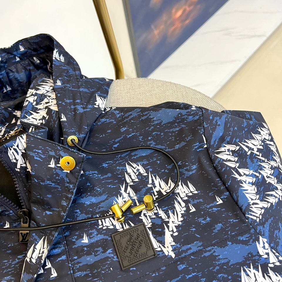 
1v威登、 25FW秋冬男士大衣外套Monogram印花轻质调节帽新款薄棉。风衣上点缀着充满夏日气息的