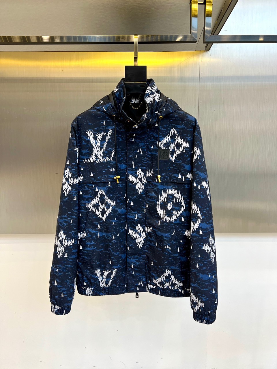 NO:514424,1v Vuitton, 25FW autumn and winter men's coat coat Monogram printed lightweight adjustment hat new thin cotton. The windbreaker is dotted with a summer-filled printed Monogram Regatta pattern, which is dotted with a small sailboat on a blue wavy background. This sports windbreaker is made of lightweight technical fabric, and the hood is adjustable and folds into the collar. The L.Vuitton iconic rubber decal on the chest adds icing on the cake for this multi-purpose outfit. Fabric: Polyamide Color: Marine Pattern Signature Full-body Print Pattern Adjustable folding hood in the collar Breathable Rib Cuffs and hem dark zipper closure Two side pockets The chest iconic rubber decal is comfortable and suitable for the body. 48-56 (model 173, 143 catties upper body size 50), Jackets & coats, Hats, Alexander wang198609091v威登、 25FW秋冬男士大衣外套Monogram印花轻质调节帽新款薄棉.风衣上点缀着充满夏日气息的印花Monogram Regatta图案,在蓝色波浪的背景上点缀着小帆船.这款运动风衣采用轻质技术面料制成,衣帽可调节,并可折叠至衣领内.胸前的L.Vuitton标志性橡胶贴花为这款多功能服装锦上添花.面料:聚酰胺颜色:海洋图案标志性的全身印花图案衣领内的可调节折叠兜帽透气孔罗纹袖口和下摆暗拉链开合两个侧袋 胸前标志性橡胶贴花,舒适合身.48-56（模特173,143斤上身50码）,,jackets & coats,hats,alexander wang,Men's clothing