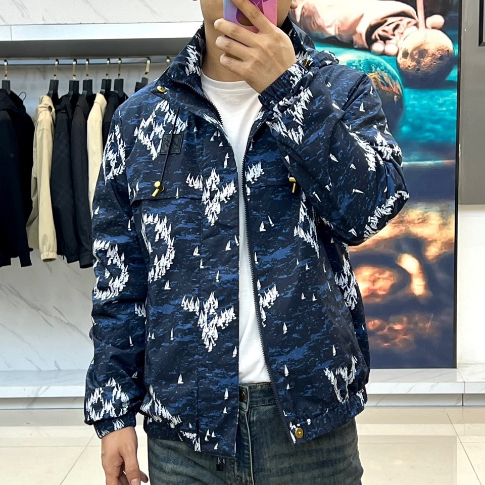 
1v威登、 25FW秋冬男士大衣外套Monogram印花轻质调节帽新款薄棉。风衣上点缀着充满夏日气息的