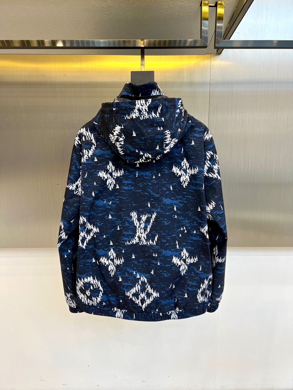 
1v威登、 25FW秋冬男士大衣外套Monogram印花轻质调节帽新款薄棉。风衣上点缀着充满夏日气息的