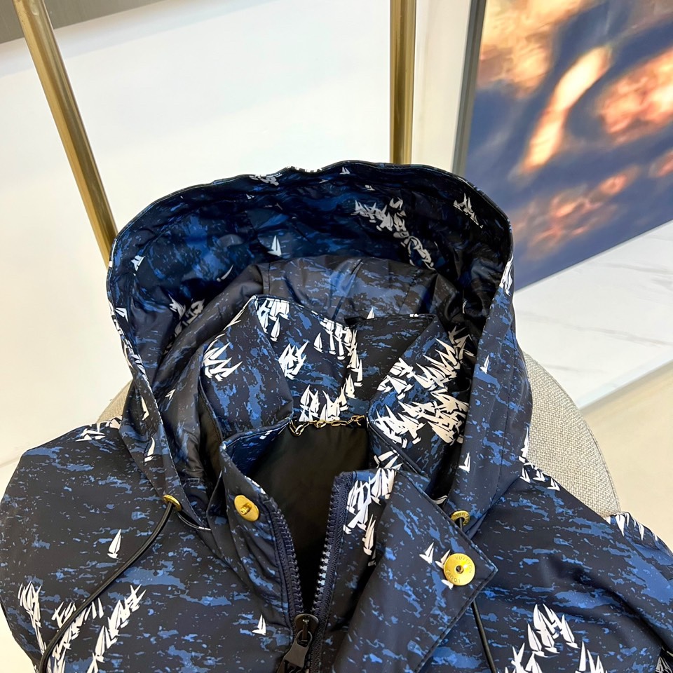 
1v威登、 25FW秋冬男士大衣外套Monogram印花轻质调节帽新款薄棉。风衣上点缀着充满夏日气息的