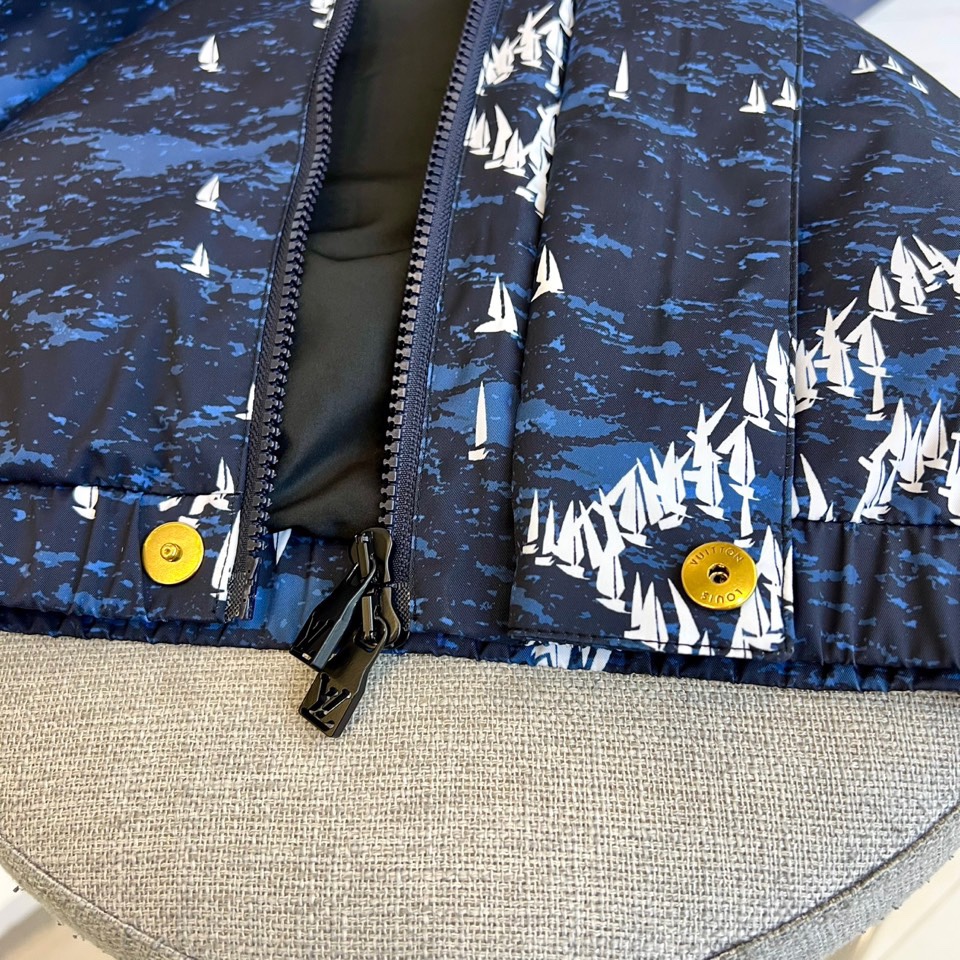 
1v威登、 25FW秋冬男士大衣外套Monogram印花轻质调节帽新款薄棉。风衣上点缀着充满夏日气息的