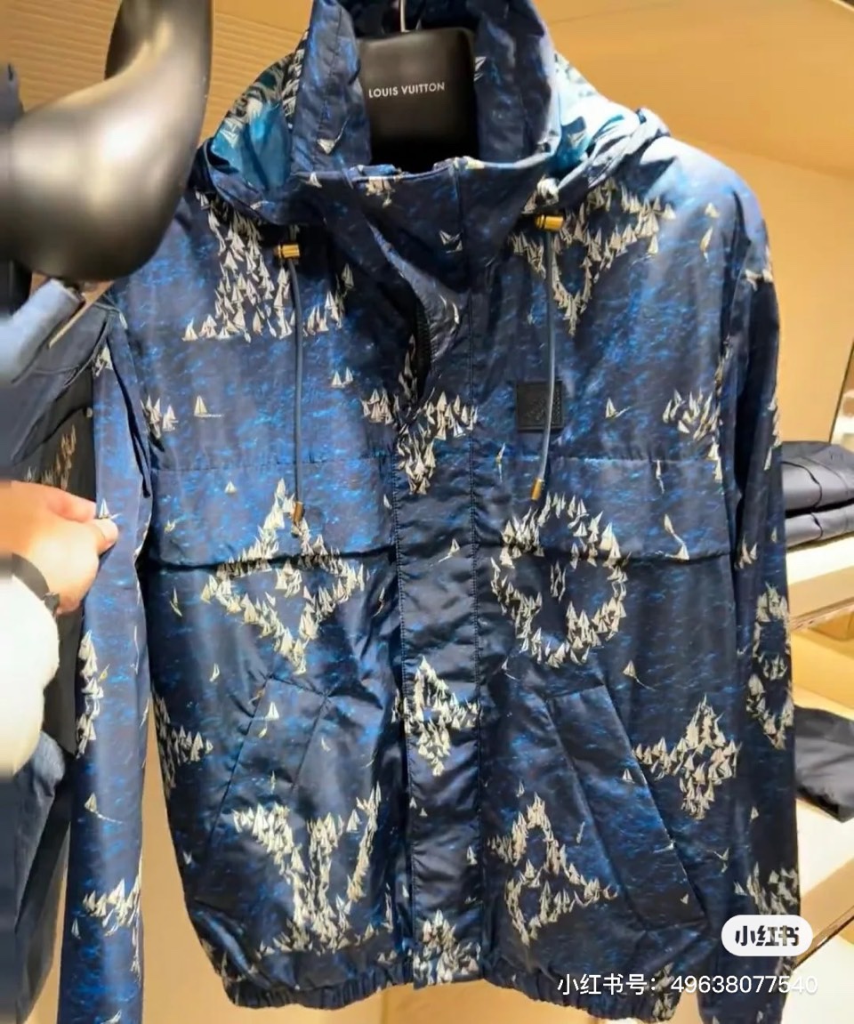 
1v威登、 25FW秋冬男士大衣外套Monogram印花轻质调节帽新款薄棉。风衣上点缀着充满夏日气息的