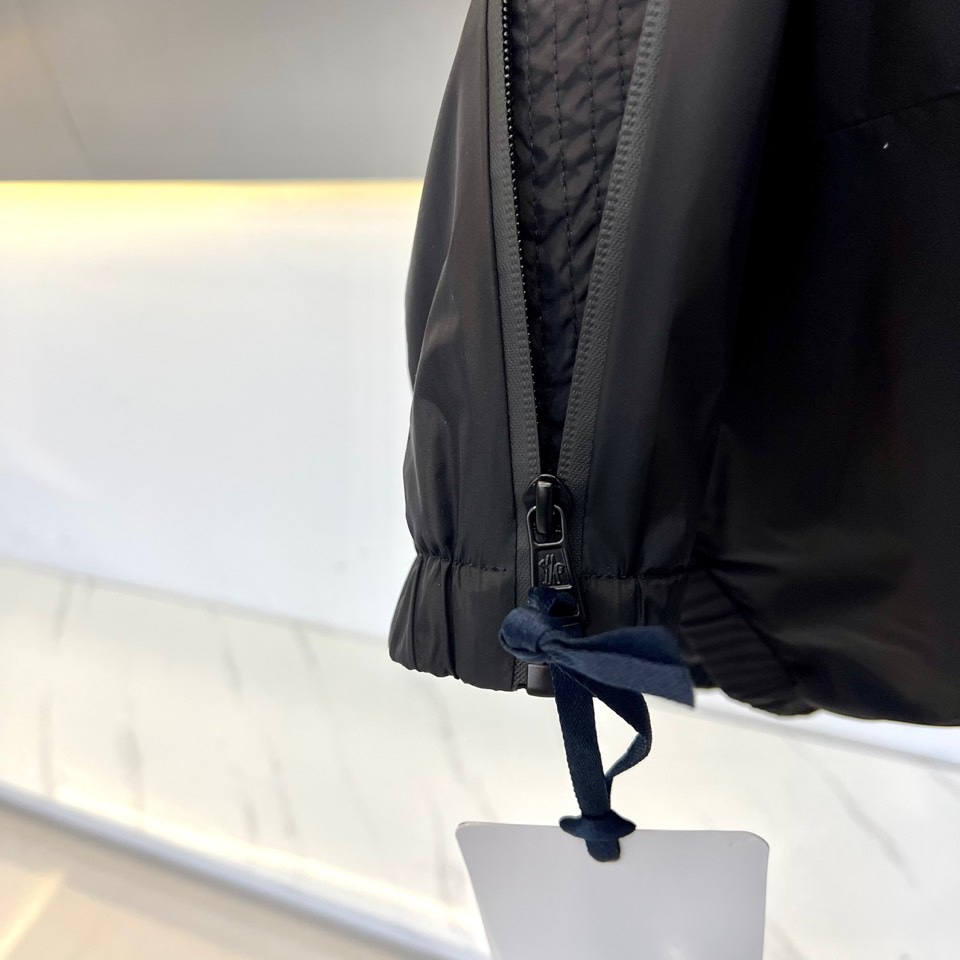 
Mon蒙口、2025新款连帽款夹克外套。采用进口环保面料，防撕裂性能效果尤为明显！夹克版型简约大气，轻