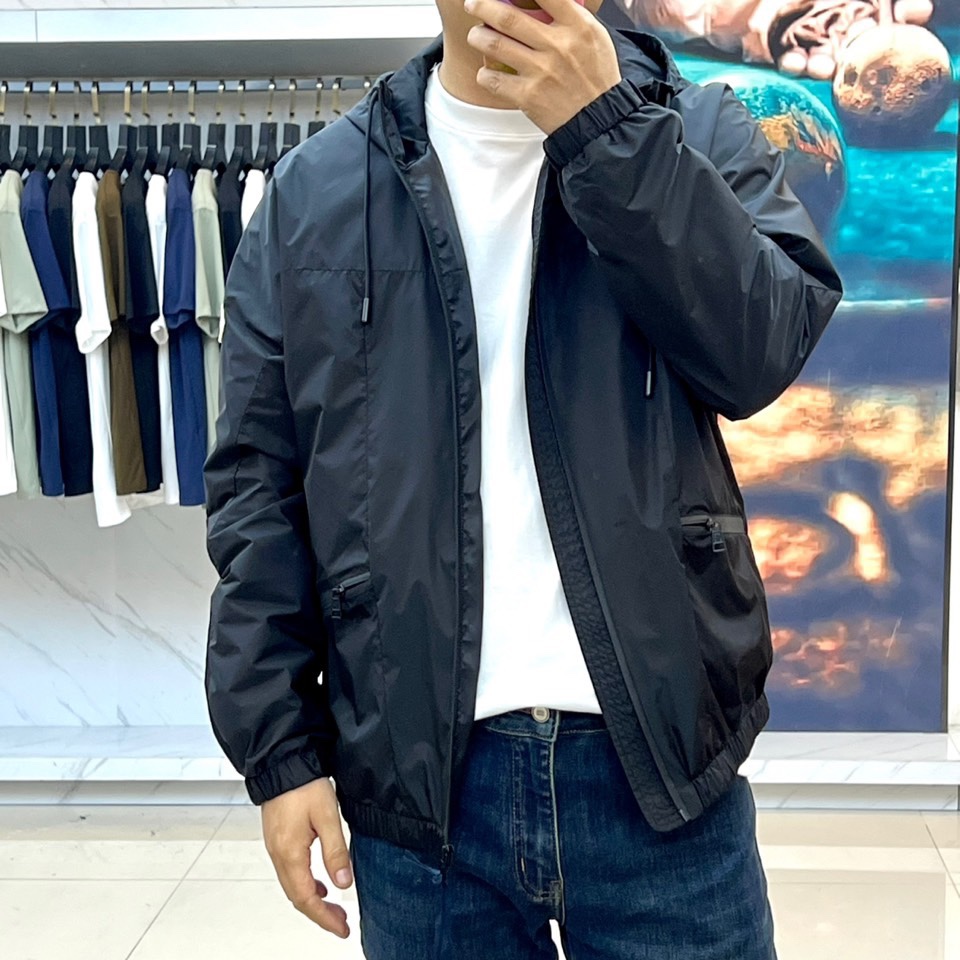 
Mon蒙口、2025新款连帽款夹克外套。采用进口环保面料，防撕裂性能效果尤为明显！夹克版型简约大气，轻