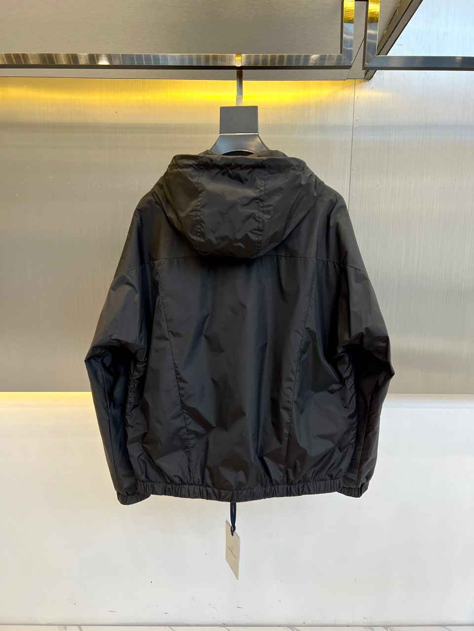 
Mon蒙口、2025新款连帽款夹克外套。采用进口环保面料，防撕裂性能效果尤为明显！夹克版型简约大气，轻