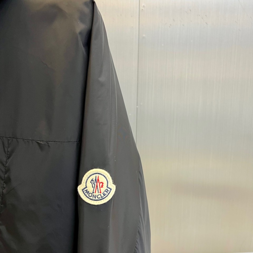 
Mon蒙口、2025新款连帽款夹克外套。采用进口环保面料，防撕裂性能效果尤为明显！夹克版型简约大气，轻