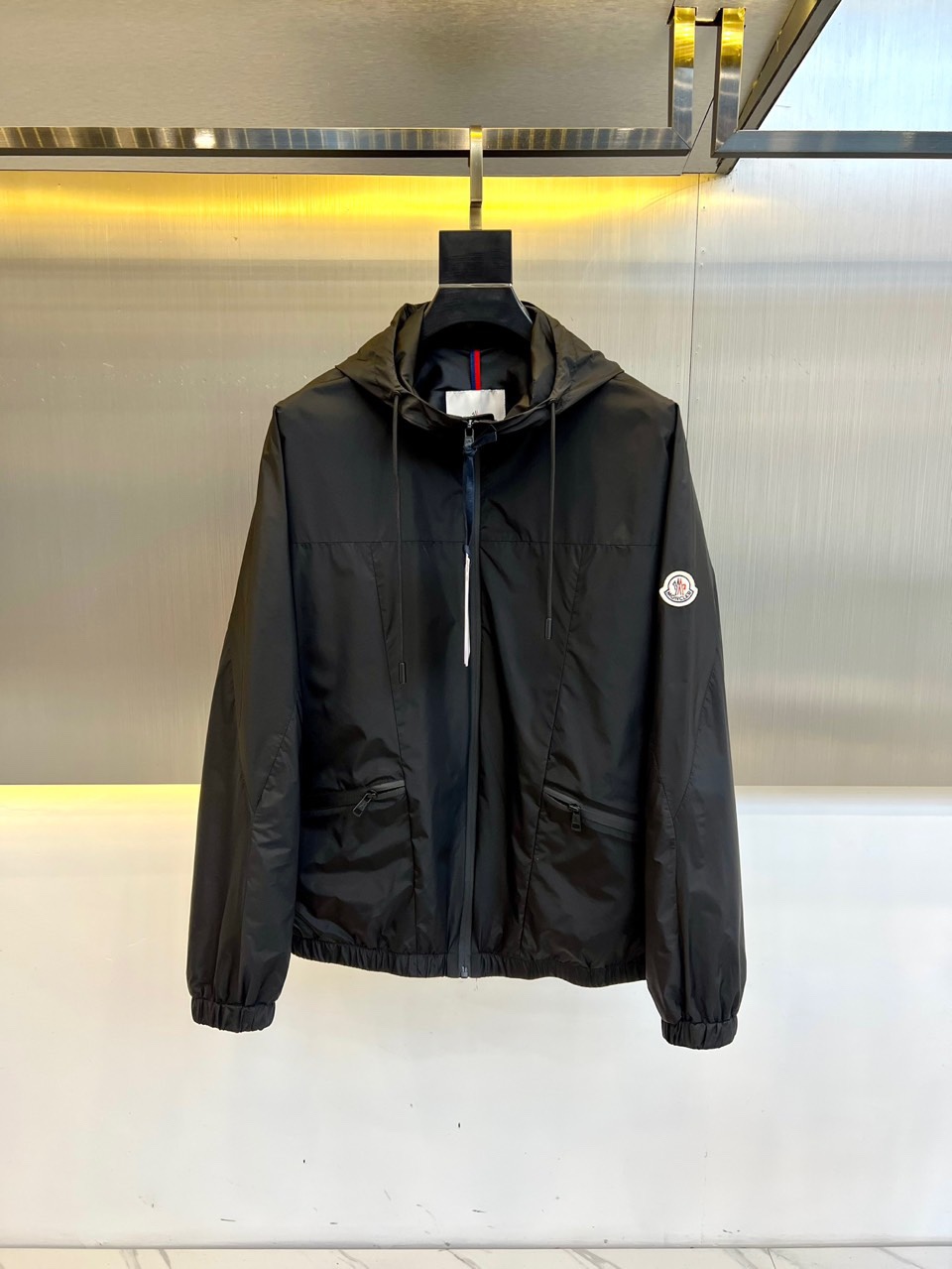 
Mon蒙口、2025新款连帽款夹克外套。采用进口环保面料，防撕裂性能效果尤为明显！夹克版型简约大气，轻
