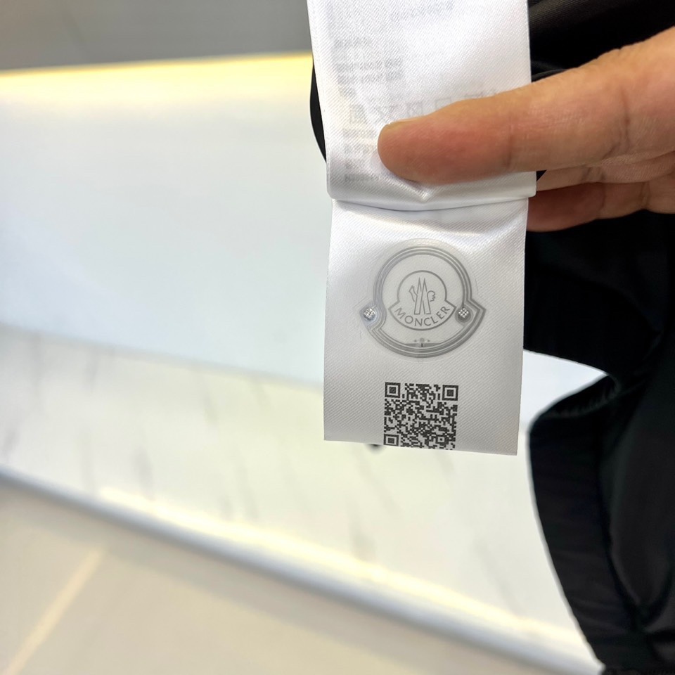 
Mon蒙口、2025新款连帽款夹克外套。采用进口环保面料，防撕裂性能效果尤为明显！夹克版型简约大气，轻