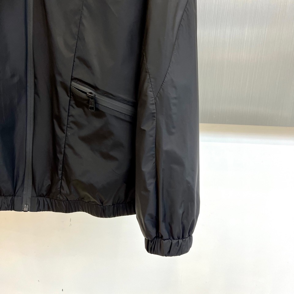 
Mon蒙口、2025新款连帽款夹克外套。采用进口环保面料，防撕裂性能效果尤为明显！夹克版型简约大气，轻