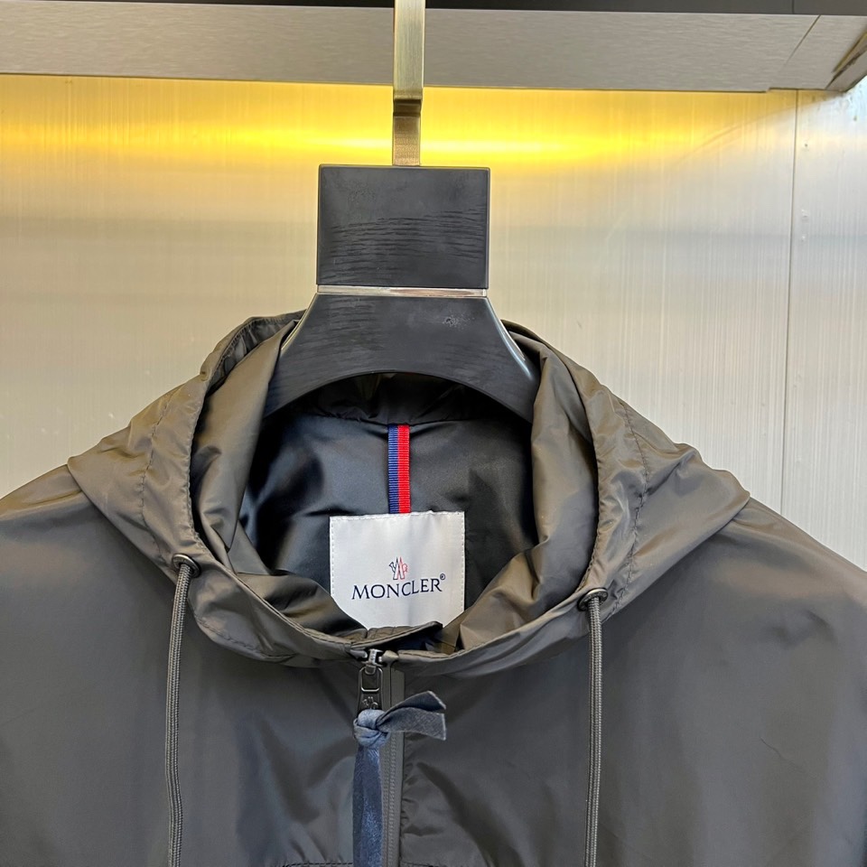 
Mon蒙口、2025新款连帽款夹克外套。采用进口环保面料，防撕裂性能效果尤为明显！夹克版型简约大气，轻