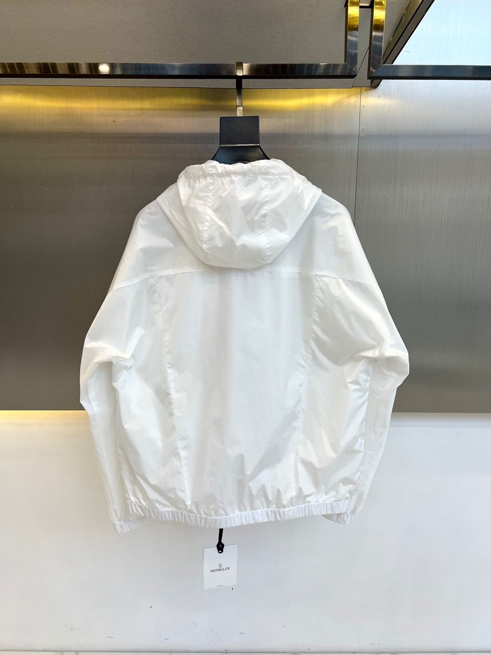 
Mon蒙口、2025新款连帽款夹克外套。采用进口环保面料，防撕裂性能效果尤为明显！夹克版型简约大气，轻