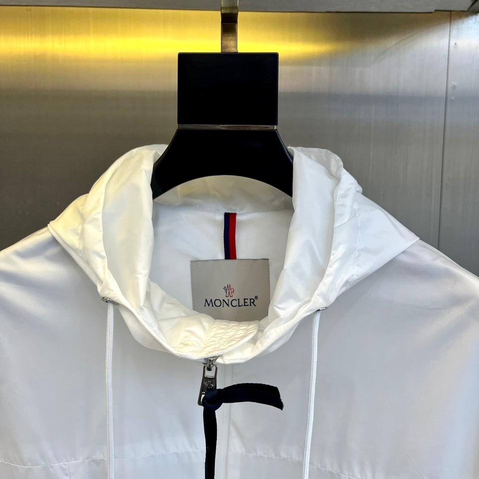 
Mon蒙口、2025新款连帽款夹克外套。采用进口环保面料，防撕裂性能效果尤为明显！夹克版型简约大气，轻