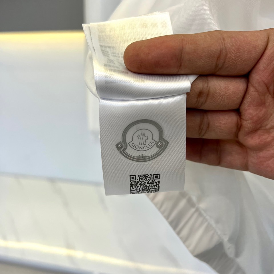 
Mon蒙口、2025新款连帽款夹克外套。采用进口环保面料，防撕裂性能效果尤为明显！夹克版型简约大气，轻