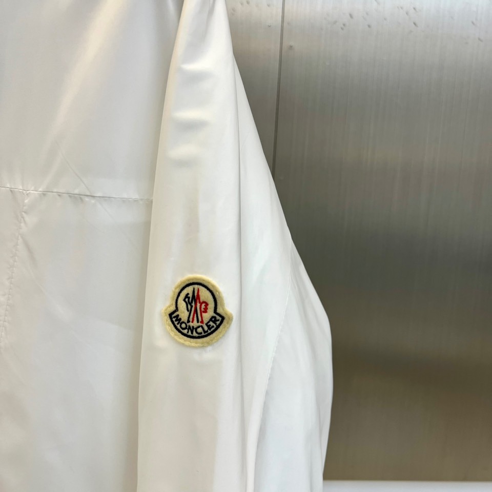 
Mon蒙口、2025新款连帽款夹克外套。采用进口环保面料，防撕裂性能效果尤为明显！夹克版型简约大气，轻