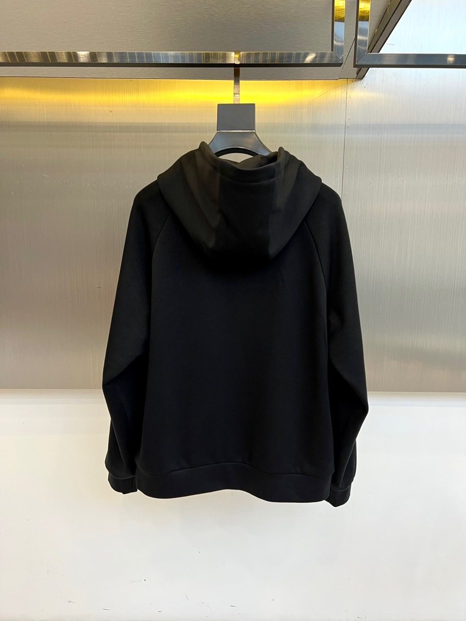 
GUCC古驰、25FW军绿连帽拉链外套，采用挺括棉质混纺面料，立体剪裁搭配抽绳连帽设计。胸前经典双G标