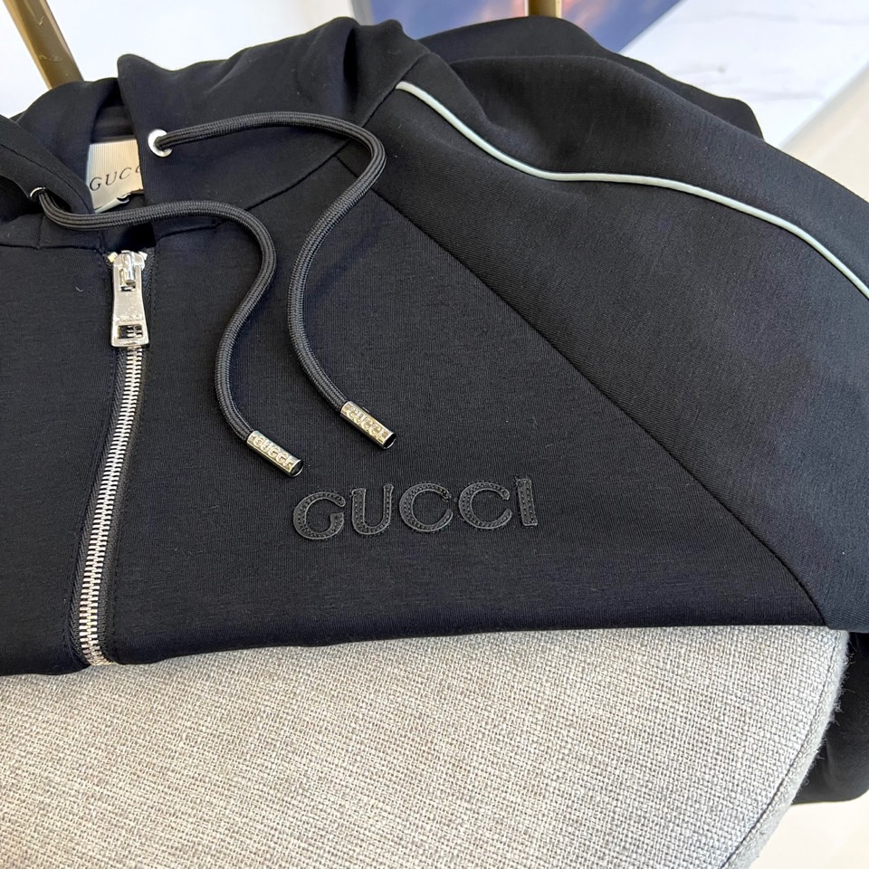 
GUCC古驰、25FW军绿连帽拉链外套，采用挺括棉质混纺面料，立体剪裁搭配抽绳连帽设计。胸前经典双G标