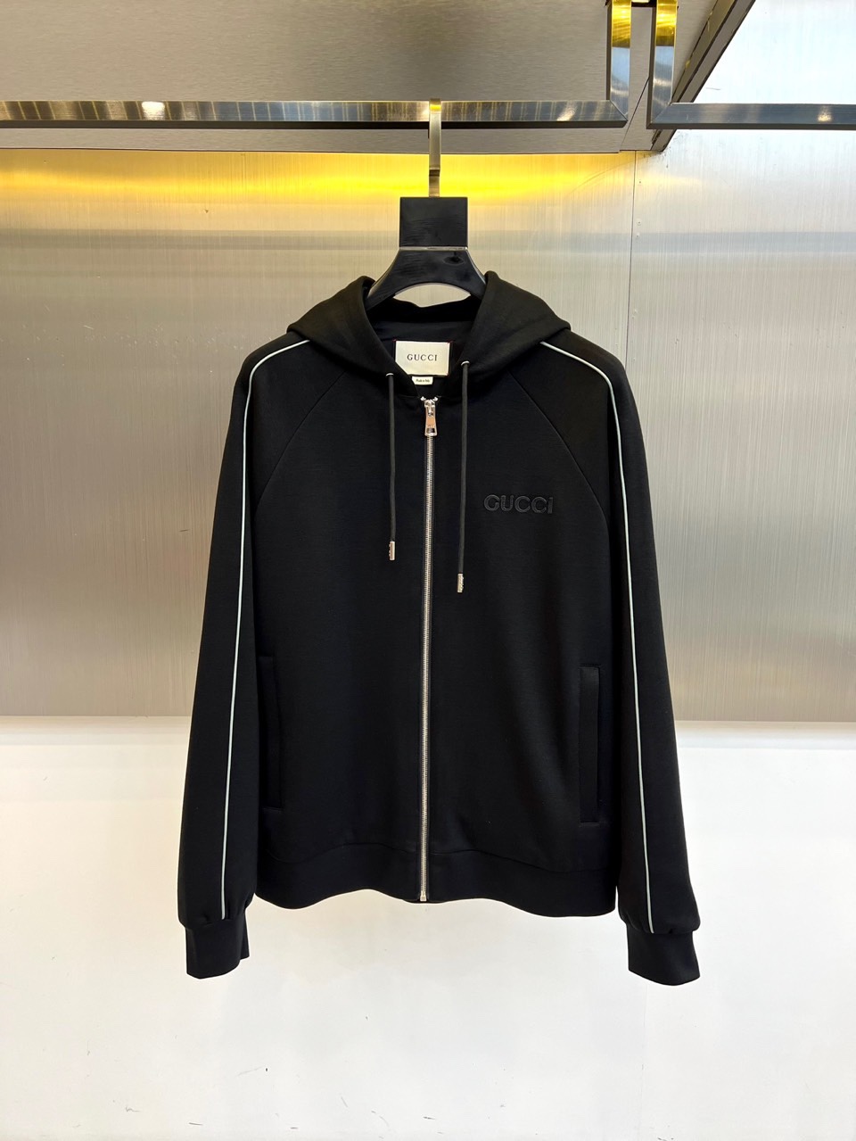 
GUCC古驰、25FW军绿连帽拉链外套，采用挺括棉质混纺面料，立体剪裁搭配抽绳连帽设计。胸前经典双G标