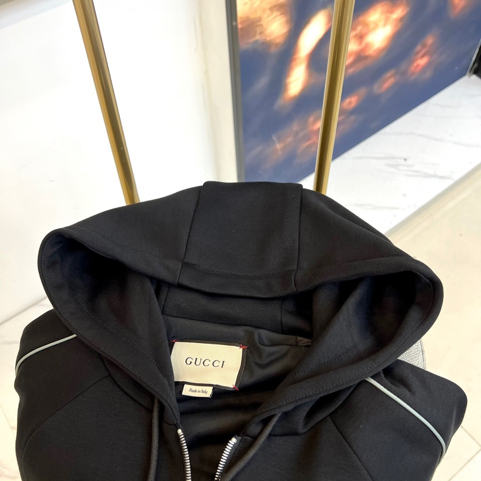 
GUCC古驰、25FW军绿连帽拉链外套，采用挺括棉质混纺面料，立体剪裁搭配抽绳连帽设计。胸前经典双G标