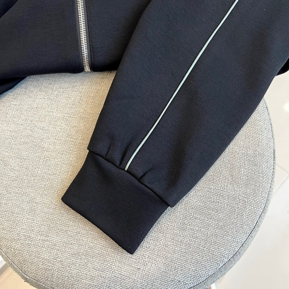 
GUCC古驰、25FW军绿连帽拉链外套，采用挺括棉质混纺面料，立体剪裁搭配抽绳连帽设计。胸前经典双G标