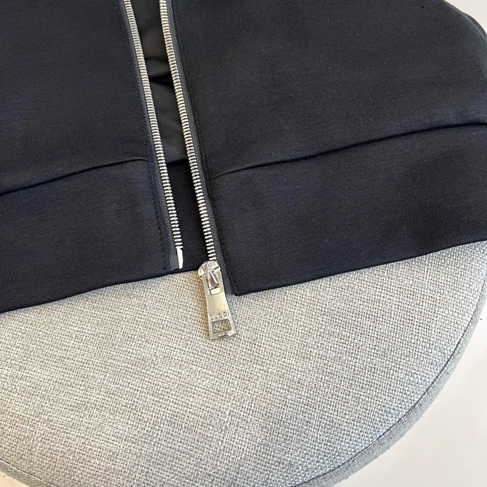 
GUCC古驰、25FW军绿连帽拉链外套，采用挺括棉质混纺面料，立体剪裁搭配抽绳连帽设计。胸前经典双G标