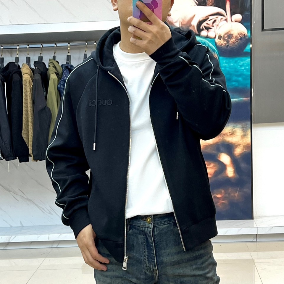 
GUCC古驰、25FW军绿连帽拉链外套，采用挺括棉质混纺面料，立体剪裁搭配抽绳连帽设计。胸前经典双G标