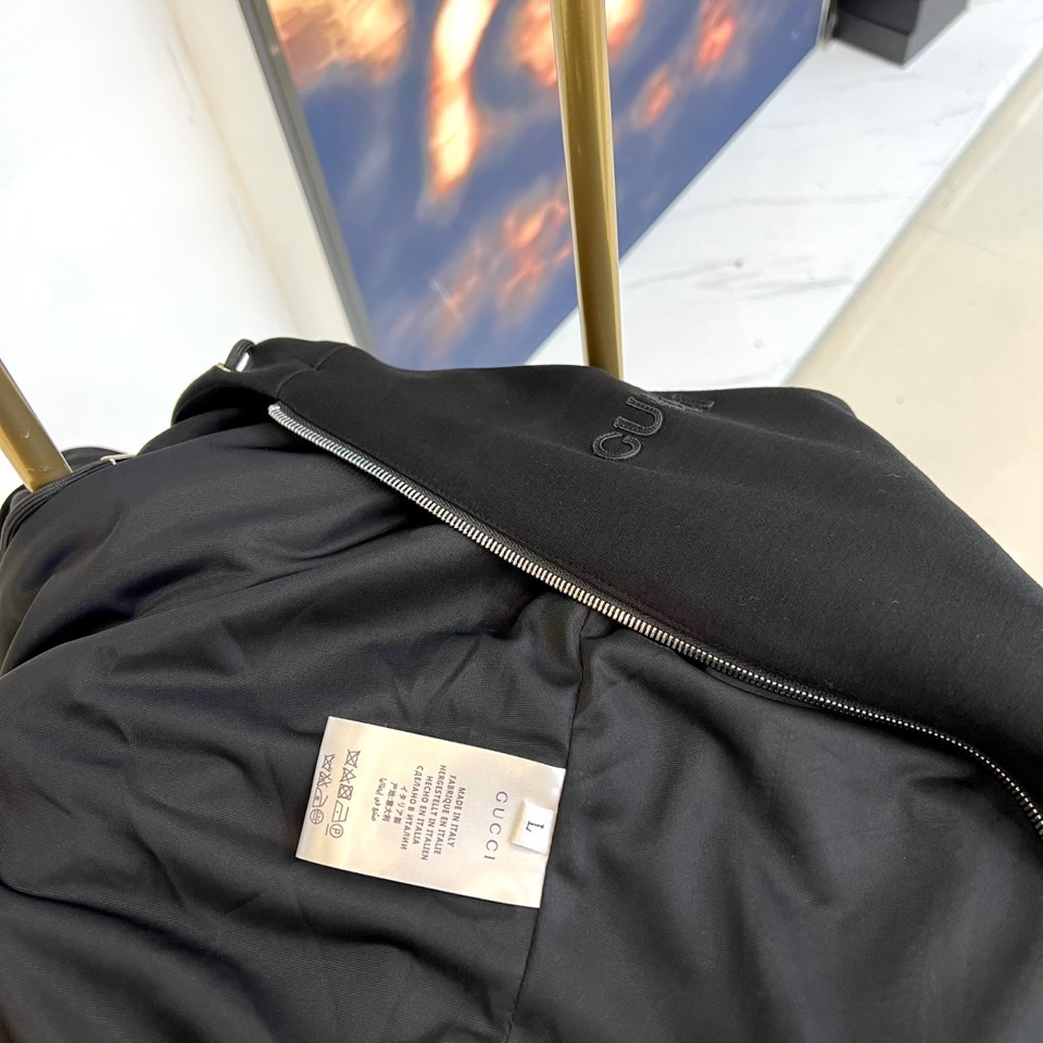 
GUCC古驰、25FW军绿连帽拉链外套，采用挺括棉质混纺面料，立体剪裁搭配抽绳连帽设计。胸前经典双G标