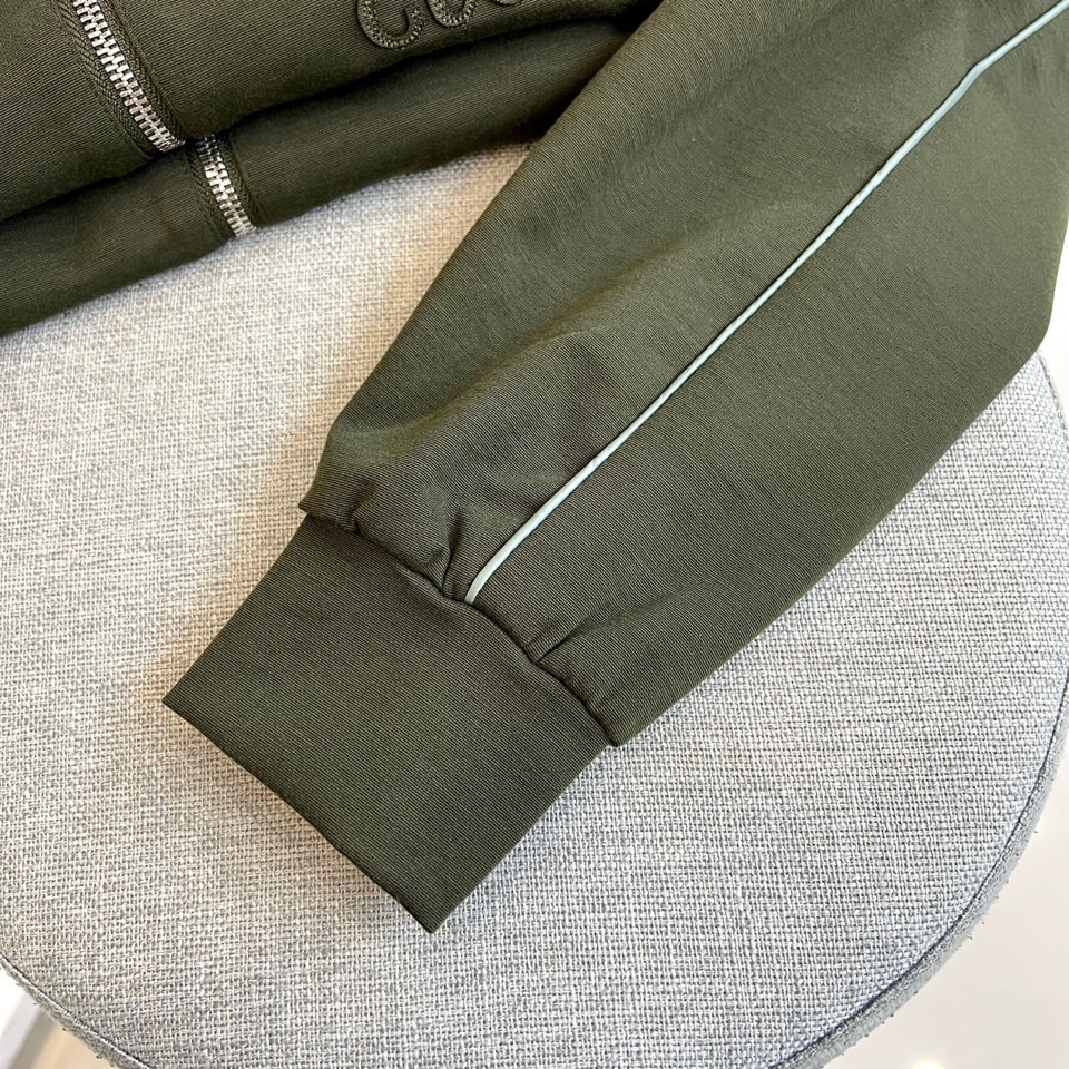 
GUCC古驰、25FW军绿连帽拉链外套，采用挺括棉质混纺面料，立体剪裁搭配抽绳连帽设计。胸前经典双G标