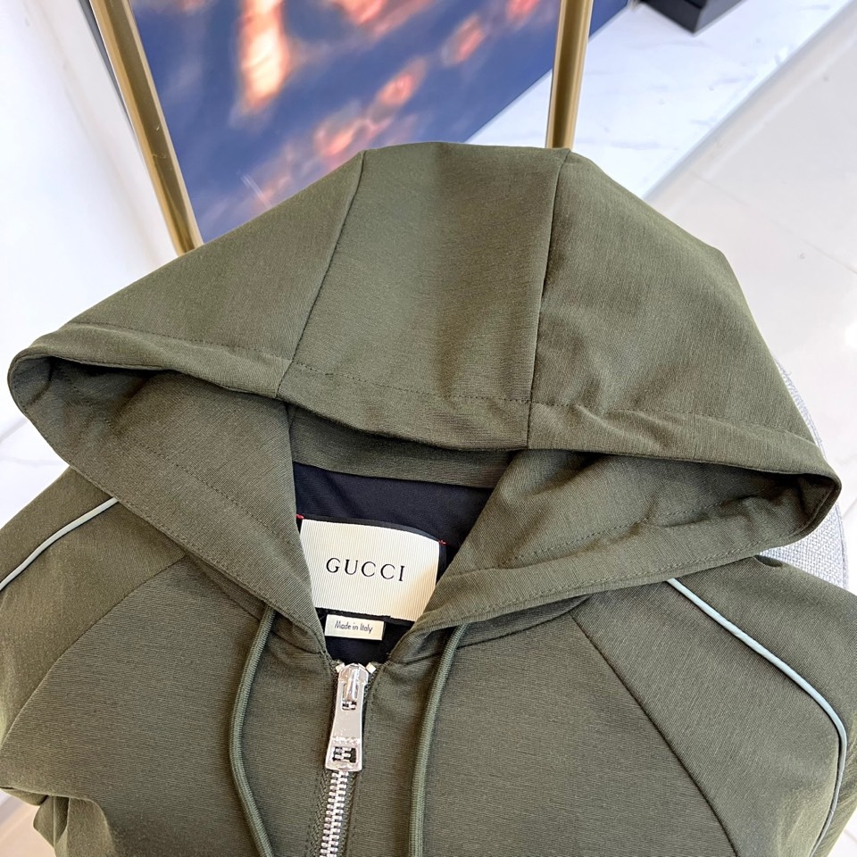 
GUCC古驰、25FW军绿连帽拉链外套，采用挺括棉质混纺面料，立体剪裁搭配抽绳连帽设计。胸前经典双G标