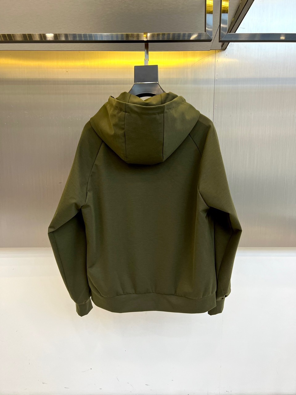 
GUCC古驰、25FW军绿连帽拉链外套，采用挺括棉质混纺面料，立体剪裁搭配抽绳连帽设计。胸前经典双G标