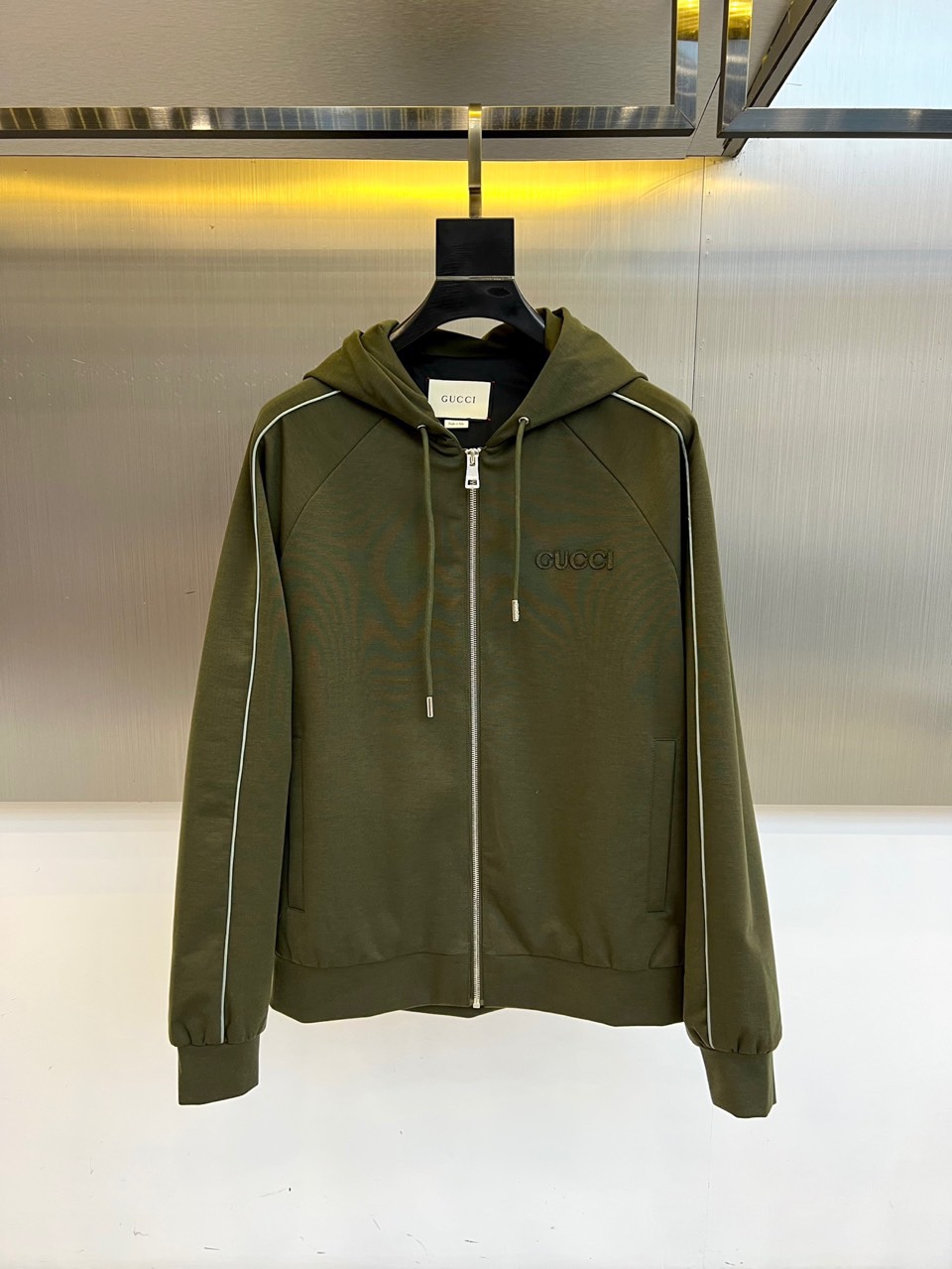 NO:514430,GUCC Gucci, 25FW military green hooded zipper jacket, made of crisp cotton blended fabric, three-dimensional tailored with drawstring hooded design. The classic double G logo on the chest, the cuffs and laces are decorated with white lines, combining sporty and high-end fashion style. 48-56 (model 173, 143 catties upper body 50 sizes), gucci,gucci,jackets & coats,hats,alexander wang19860909GUCC古驰、25FW军绿连帽拉链外套,采用挺括棉质混纺面料,立体剪裁搭配抽绳连帽设计.胸前经典双G标识,袖口与衣襟缀以白色线条,兼具运动感与高级时尚格调.48-56（模特173,143斤上身50码）,,gucci,gucci,jackets & coats,hats,alexander wang,Men's clothing