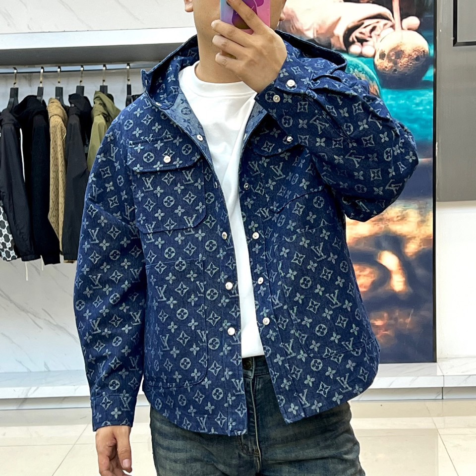 
1v驴家、25s经典老花连帽夹克外套，深灰底布缀满浅金Monogram印花，高级棉质混纺挺括有型。白色