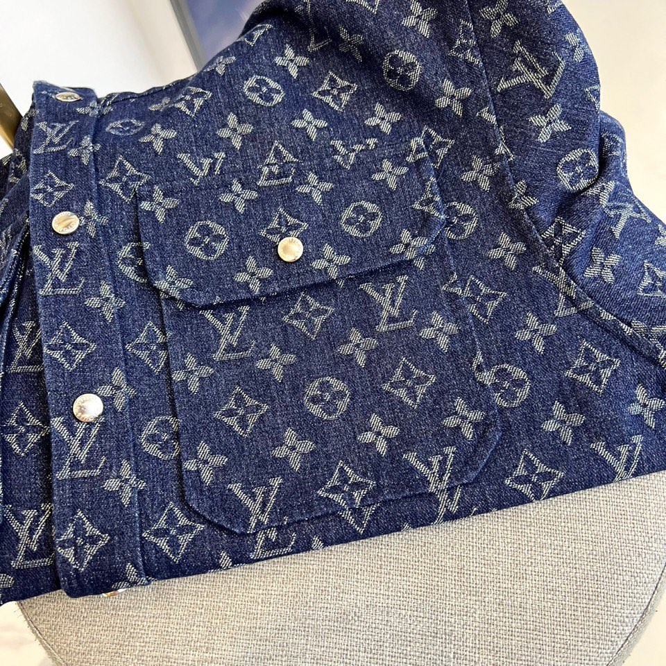 
1v驴家、25s经典老花连帽夹克外套，深灰底布缀满浅金Monogram印花，高级棉质混纺挺括有型。白色