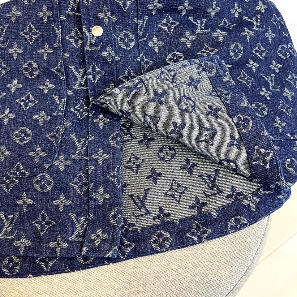 
1v驴家、25s经典老花连帽夹克外套，深灰底布缀满浅金Monogram印花，高级棉质混纺挺括有型。白色