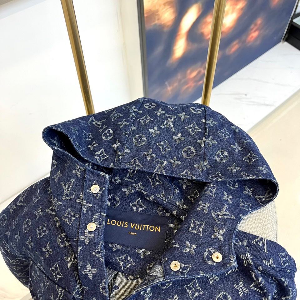 
1v驴家、25s经典老花连帽夹克外套，深灰底布缀满浅金Monogram印花，高级棉质混纺挺括有型。白色