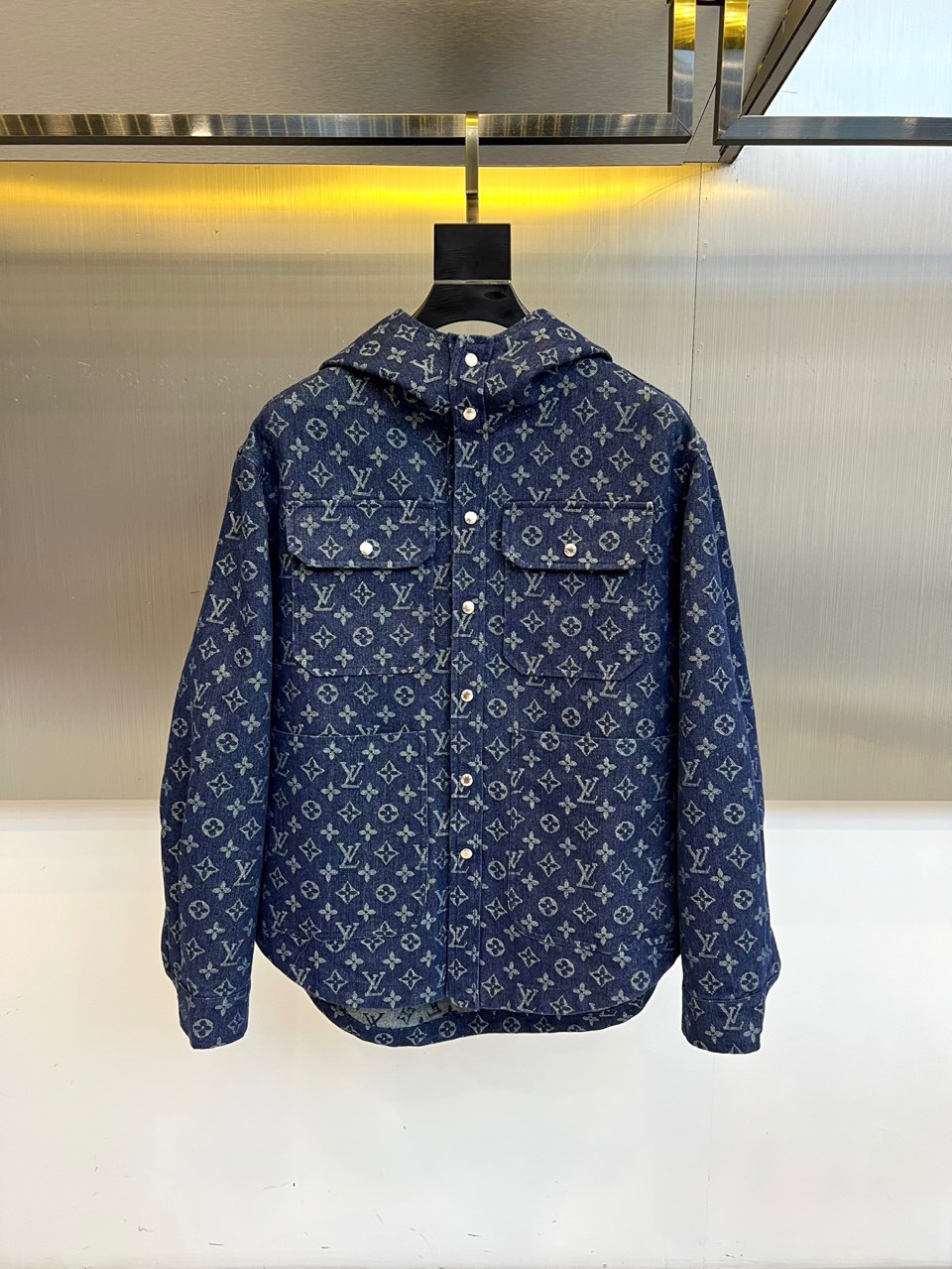 
1v驴家、25s经典老花连帽夹克外套，深灰底布缀满浅金Monogram印花，高级棉质混纺挺括有型。白色