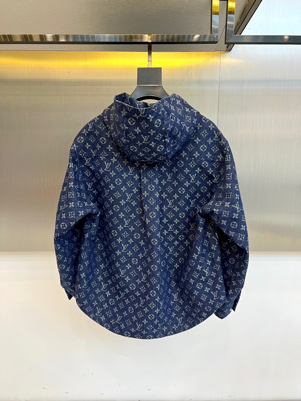 
1v驴家、25s经典老花连帽夹克外套，深灰底布缀满浅金Monogram印花，高级棉质混纺挺括有型。白色