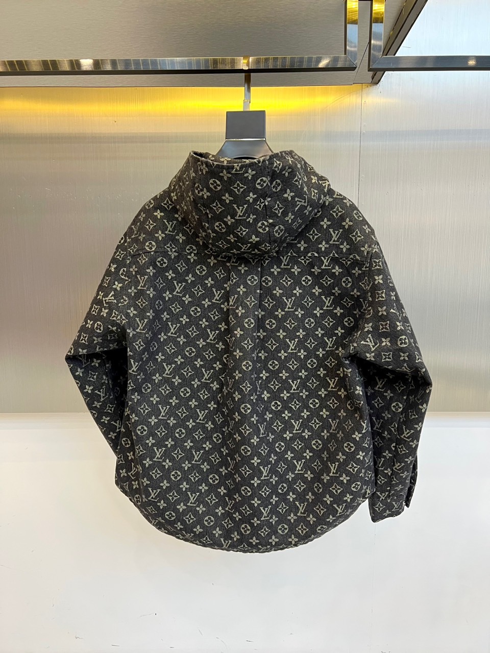 
1v驴家、25s经典老花连帽夹克外套，深灰底布缀满浅金Monogram印花，高级棉质混纺挺括有型。白色