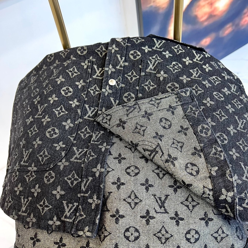 
1v驴家、25s经典老花连帽夹克外套，深灰底布缀满浅金Monogram印花，高级棉质混纺挺括有型。白色