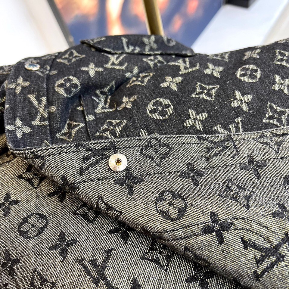 
1v驴家、25s经典老花连帽夹克外套，深灰底布缀满浅金Monogram印花，高级棉质混纺挺括有型。白色