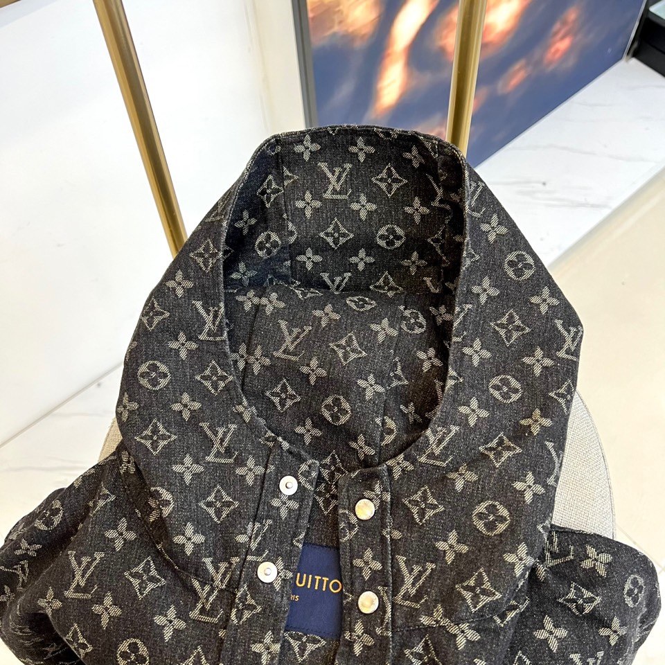 
1v驴家、25s经典老花连帽夹克外套，深灰底布缀满浅金Monogram印花，高级棉质混纺挺括有型。白色