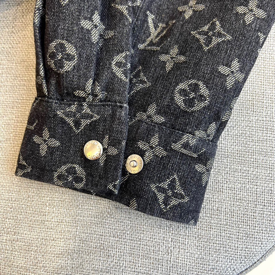 
1v驴家、25s经典老花连帽夹克外套，深灰底布缀满浅金Monogram印花，高级棉质混纺挺括有型。白色