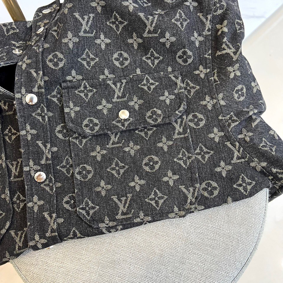 
1v驴家、25s经典老花连帽夹克外套，深灰底布缀满浅金Monogram印花，高级棉质混纺挺括有型。白色