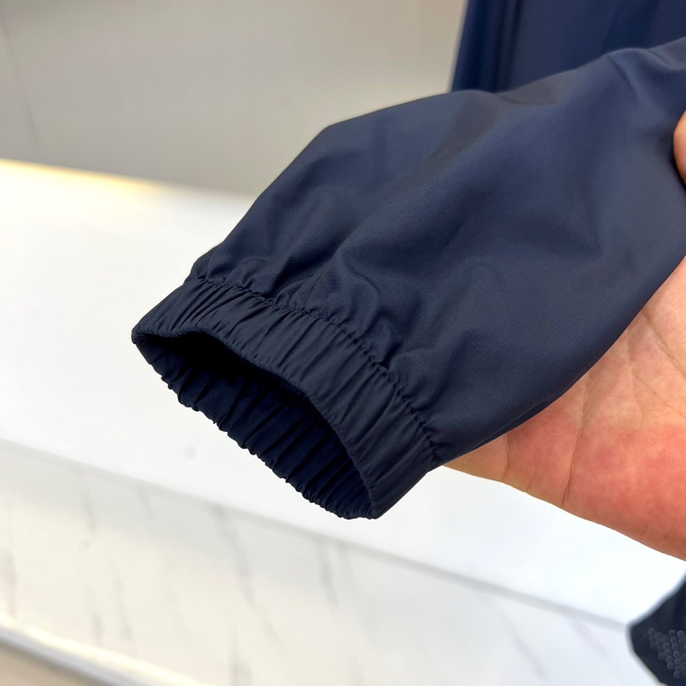 
Arcteryx 始祖鸟、2025男士连帽休闲夹克春夏装薄款外套防晒衣。超轻四面弹力防晒面料，全压胶防