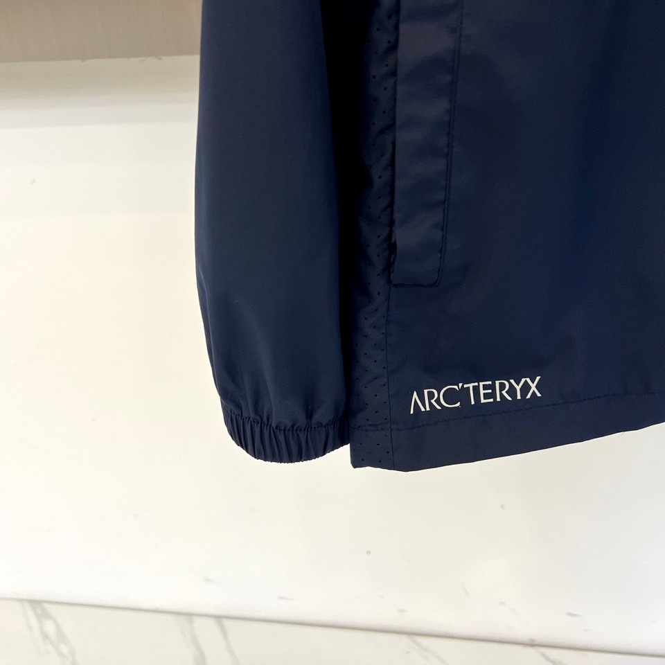 
Arcteryx 始祖鸟、2025男士连帽休闲夹克春夏装薄款外套防晒衣。超轻四面弹力防晒面料，全压胶防