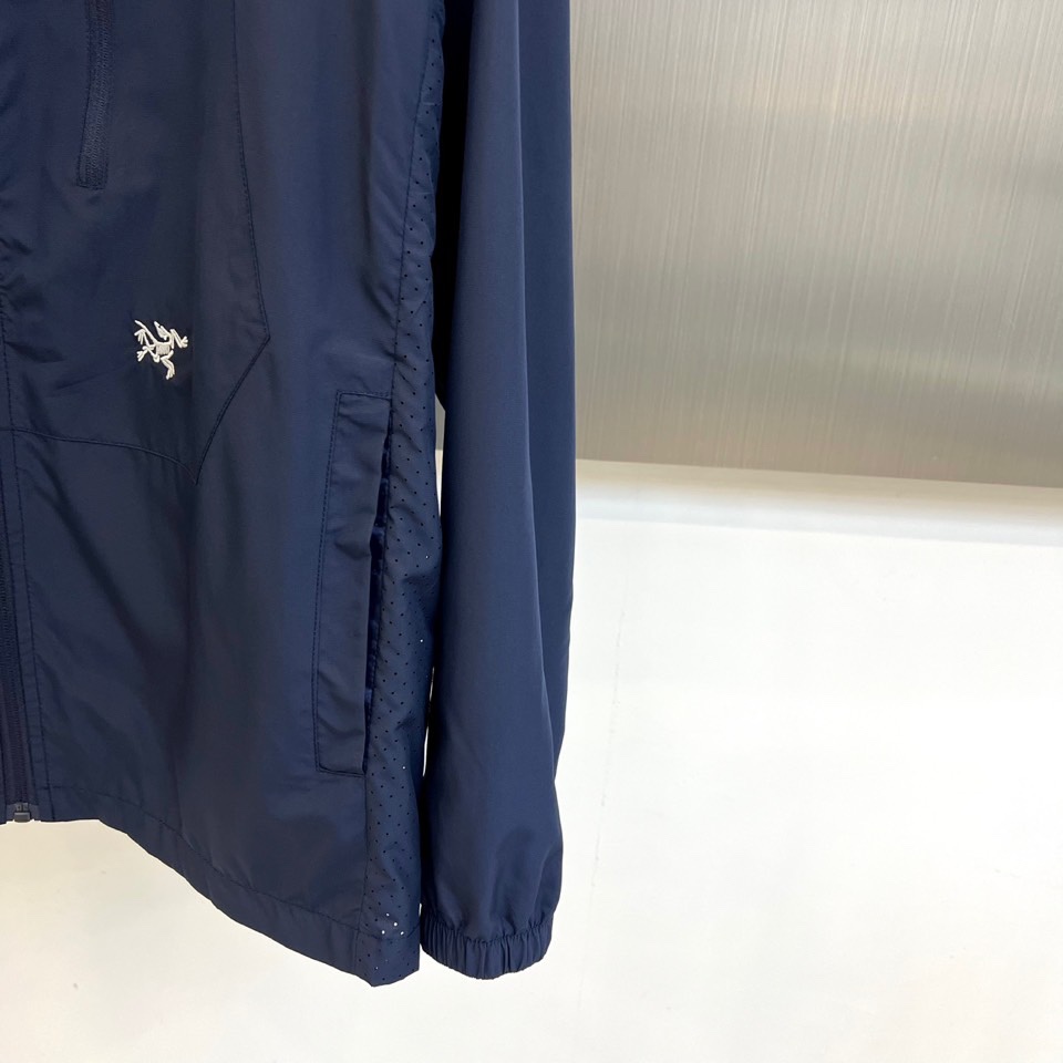
Arcteryx 始祖鸟、2025男士连帽休闲夹克春夏装薄款外套防晒衣。超轻四面弹力防晒面料，全压胶防
