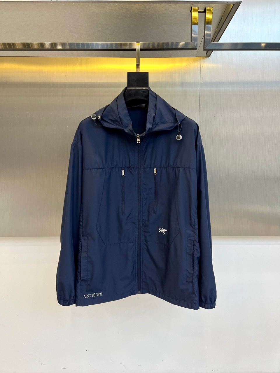 
Arcteryx 始祖鸟、2025男士连帽休闲夹克春夏装薄款外套防晒衣。超轻四面弹力防晒面料，全压胶防